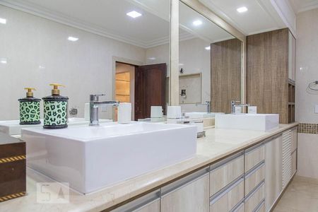 Casa de condomínio à venda com 836m², 5 quartos e 5 vagasBanheiro da suíte master