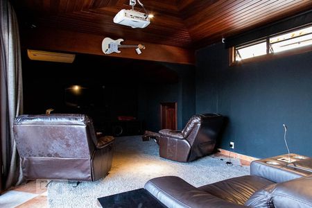 Casa de condomínio à venda com 836m², 5 quartos e 5 vagasSala de cinema