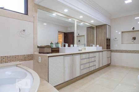 Casa de condomínio à venda com 836m², 5 quartos e 5 vagasBanheiro da suíte master