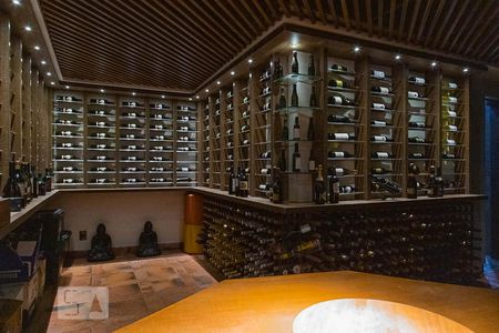 Casa de condomínio à venda com 836m², 5 quartos e 5 vagasAdega