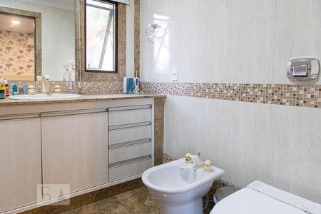 Casa de condomínio à venda com 836m², 5 quartos e 5 vagasBanheiro da suíte 2