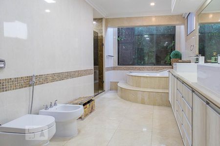 Casa de condomínio à venda com 836m², 5 quartos e 5 vagasBanheiro da suíte master