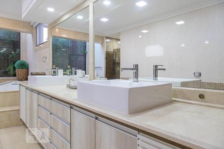 Casa de condomínio à venda com 836m², 5 quartos e 5 vagasBanheiro da suíte master