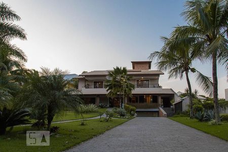 Casa de condomínio à venda com 836m², 5 quartos e 5 vagasFachada da casa