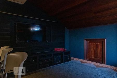 Casa de condomínio à venda com 836m², 5 quartos e 5 vagasSala de cinema