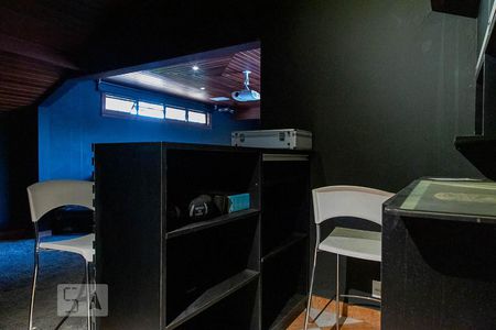Casa de condomínio à venda com 836m², 5 quartos e 5 vagasSala de cinema