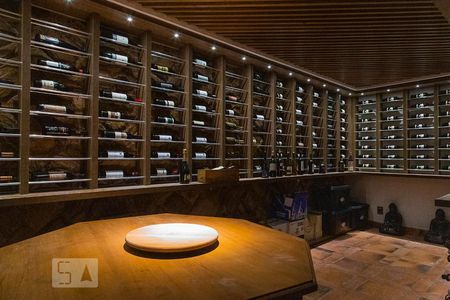 Casa de condomínio à venda com 836m², 5 quartos e 5 vagasAdega