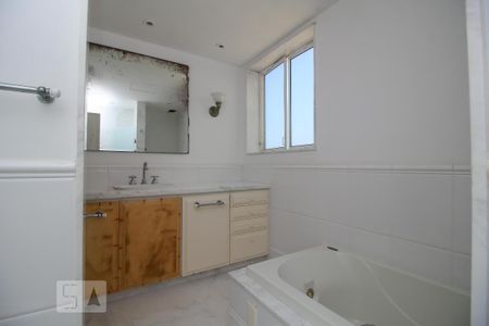 Apartamento para alugar com 250m², 3 quartos e 1 vaga Apartamento para alugar com 250m², 3 quartos e 1 vagaBanheiro da Suíte