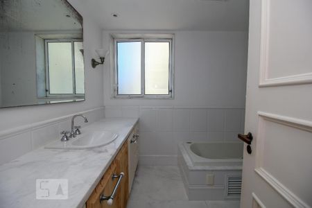 Apartamento para alugar com 250m², 3 quartos e 1 vaga Apartamento para alugar com 250m², 3 quartos e 1 vagaBanheiro da Suíte