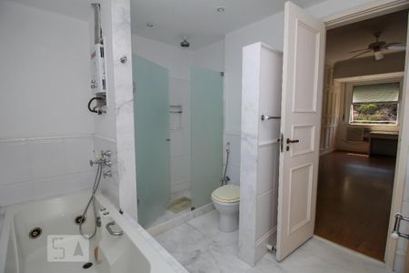 Apartamento para alugar com 250m², 3 quartos e 1 vaga Apartamento para alugar com 250m², 3 quartos e 1 vagaBanheiro da Suíte