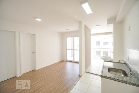Sala e cozinha de apartamento para alugar com 2 quartos, 50m² em Cidade Mãe do Céu, São Paulo