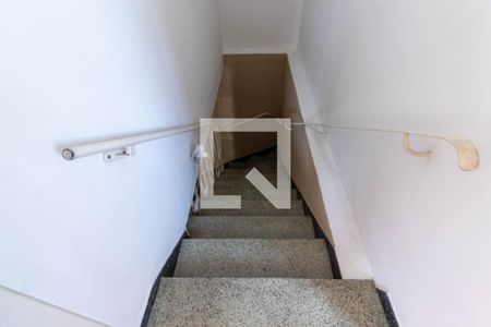 Casa à venda com 120m², 3 quartos e 1 vaga Casa à venda com 120m², 3 quartos e 1 vagaEscada