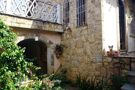 Casa à venda com 220m², 4 quartos e 2 vagas Casa à venda com 220m², 4 quartos e 2 vagasFrente da Casa