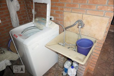 Casa à venda com 220m², 4 quartos e 2 vagas Casa à venda com 220m², 4 quartos e 2 vagasLavanderia