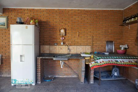 Casa à venda com 220m², 4 quartos e 2 vagas Casa à venda com 220m², 4 quartos e 2 vagasÁrea Gourmet com churrasqueira