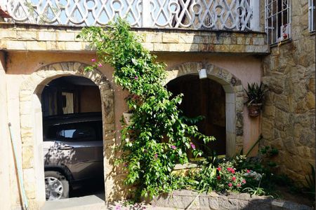 Casa à venda com 220m², 4 quartos e 2 vagas Casa à venda com 220m², 4 quartos e 2 vagasFrente da Casa