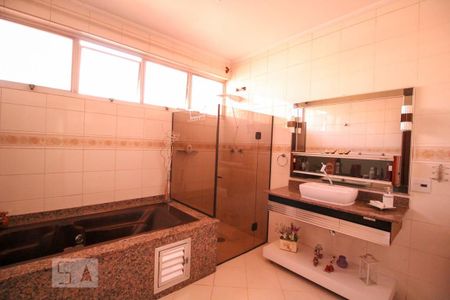 Casa para alugar com 320m², 3 quartos e 3 vagasBanheiro Quarto 2 - Suíte