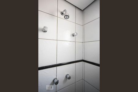 Apartamento para alugar com 120m², 2 quartos e 2 vagasChuveiro do banheiro da suíte 1 