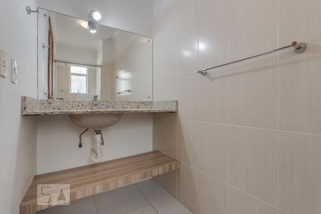 Banheiro da Suíte de apartamento à venda com 1 quarto, 41m² em São João, Porto Alegre
