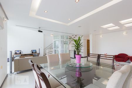 Casa de condomínio à venda com 457m², 3 quartos e 4 vagasSala