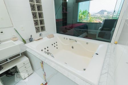 Casa de condomínio à venda com 457m², 3 quartos e 4 vagasBanheiro da Suíte 1