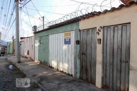 Casa à venda com 120m², 2 quartos e 2 vagasFachada