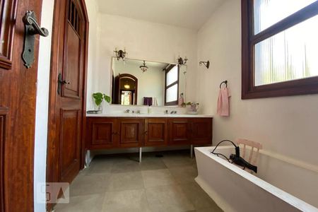 Casa à venda com 544m², 4 quartos e 3 vagasBanheiro da Suíte 2