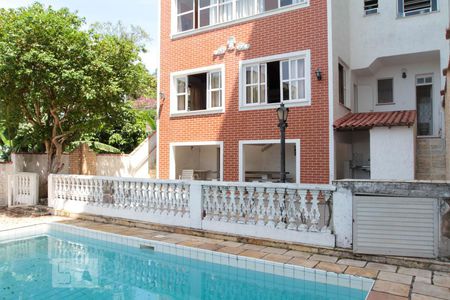 Casa à venda com 378m², 4 quartos e 2 vagas Casa à venda com 378m², 4 quartos e 2 vagasÁrea externa - Piscina