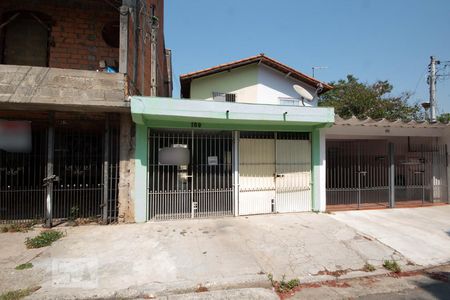 Casa à venda com 110m², 2 quartos e 2 vagas Casa à venda com 110m², 2 quartos e 2 vagasFachada