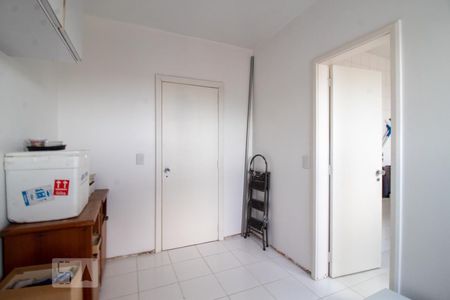 Apartamento à venda com 200m², 3 quartos e 2 vagas Apartamento à venda com 200m², 3 quartos e 2 vagasQuarto de Serviço