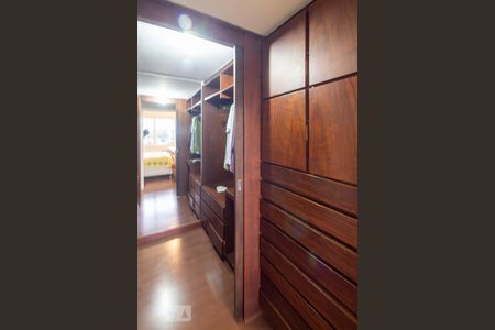 Apartamento à venda com 200m², 3 quartos e 2 vagas Apartamento à venda com 200m², 3 quartos e 2 vagasCloset da Suíte 1