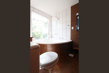 Casa à venda com 700m², 2 quartos e 2 vagasBanheiro 