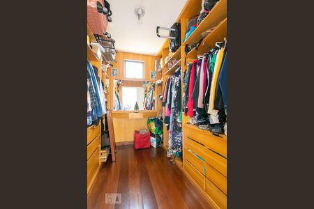 Apartamento à venda com 200m², 4 quartos e 3 vagasCloset