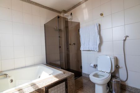 Apartamento à venda com 200m², 4 quartos e 3 vagasBanheiro da suite