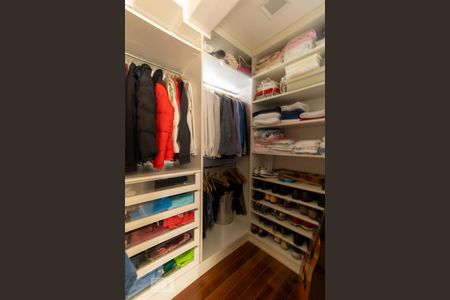 Apartamento para alugar com 155m², 2 quartos e 2 vagas Apartamento para alugar com 155m², 2 quartos e 2 vagasCloset da Suíte 1