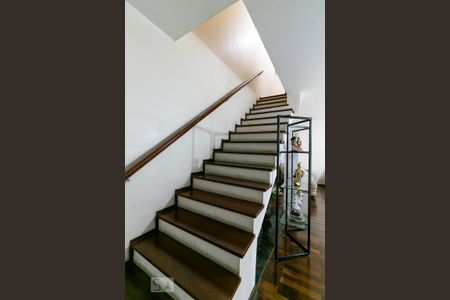 Casa para alugar com 350m², 3 quartos e 4 vagasEscadas