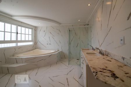 Casa à venda com 409m², 3 quartos e 4 vagasBanheiro da Suíte 1