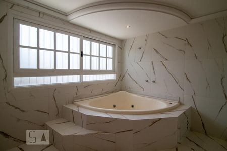 Casa à venda com 409m², 3 quartos e 4 vagasBanheiro da Suíte 1