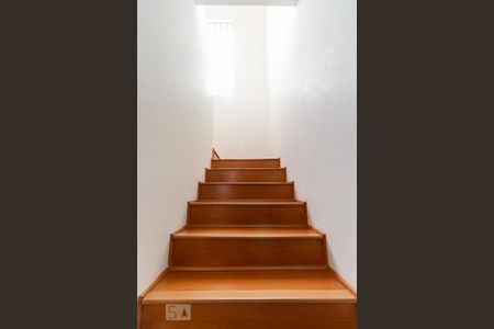 Casa à venda com 287m², 4 quartos e 6 vagas Casa à venda com 287m², 4 quartos e 6 vagasEscadaria