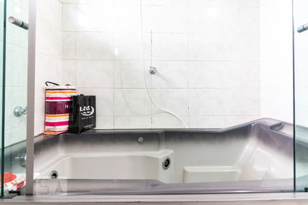 Casa à venda com 287m², 4 quartos e 6 vagas Casa à venda com 287m², 4 quartos e 6 vagasBanheiro da Suíte - Banheira