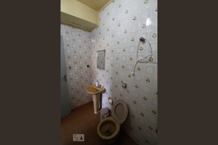 Casa para alugar com 320m², 3 quartos e 4 vagas Casa para alugar com 320m², 3 quartos e 4 vagasBanheiro da Edícula