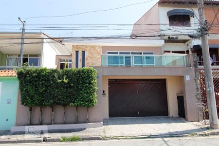 Casa para alugar com 320m², 3 quartos e 4 vagas Casa para alugar com 320m², 3 quartos e 4 vagasFachada