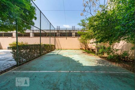 Casa à venda com 500m², 4 quartos e 4 vagas Casa à venda com 500m², 4 quartos e 4 vagasQuadra Esportiva