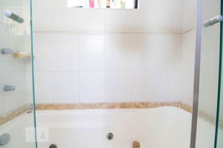 Casa à venda com 250m², 4 quartos e 6 vagasBanheiro da Suíte 2 - Banheira