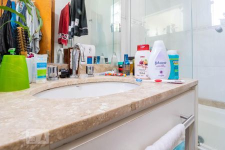 Casa à venda com 250m², 4 quartos e 6 vagasBanheiro da Suíte 2 - Pia