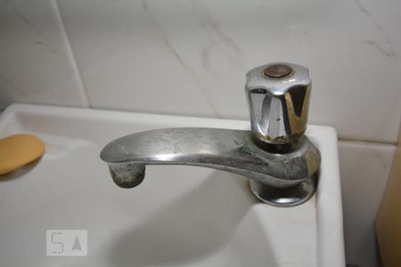 Casa à venda com 300m², 3 quartos e 6 vagasBanheiro de Serviço - Torneira