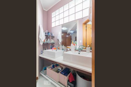 Casa à venda com 240m², 3 quartos e 3 vagas Casa à venda com 240m², 3 quartos e 3 vagasBanheiro da Suíte 2