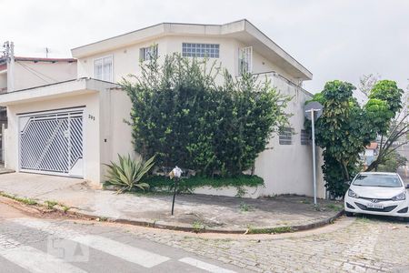Casa à venda com 240m², 3 quartos e 3 vagas Casa à venda com 240m², 3 quartos e 3 vagasFachada