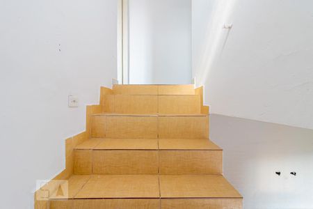 Escada de casa para alugar com 2 quartos, 90m² em Vila Caraguatá, São Paulo