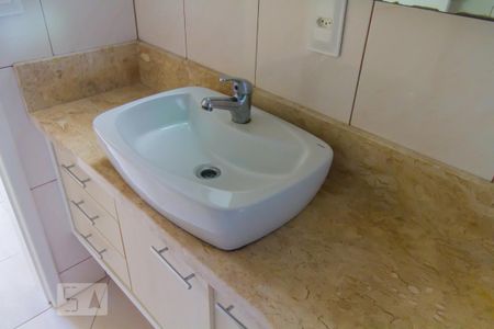 Banheiro de apartamento para alugar com 2 quartos, 50m² em Areias, São José